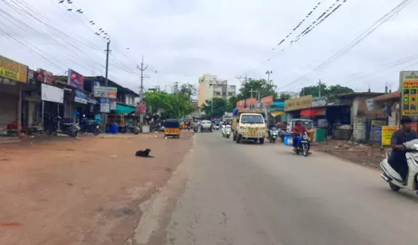 Hyderabad : बरकस-शाहीननगर मार्ग की खराब हालत से यात्री परेशान