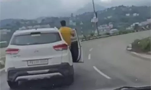 Himachal Pradesh: हाईवे पर खतरनाक स्टंट,पुलिस ने थमा दिया चालान Himachal Pradesh: हाईवे पर खतरनाक स्टंट,पुलिस ने थमा दिया चालान