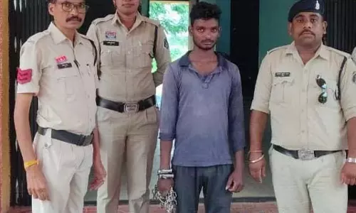 कोसमर्रा में शराब कोचिया गिरफ्तार कोसमर्रा में शराब कोचिया गिरफ्तार