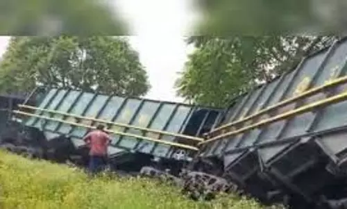 Jharkhand : रेल हादसा, पत्थरों से लदी मालगाड़ी पटरी से उतरी, लाखों का नुकसान Jharkhand : रेल हादसा, पत्थरों से लदी मालगाड़ी पटरी से उतरी, लाखों का नुकसान