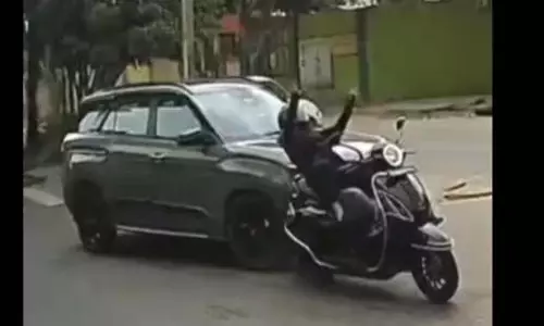 SUV चालक ने महिला सवार दोपहिया को टक्कर मारी, वीडियो वायरल