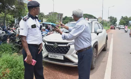 फातोर्दा पुलिस ने SGDH के बाहर डबल पार्किंग पर कार्रवाई की