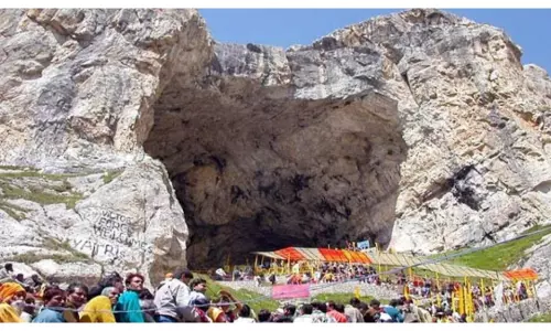 Jammu: बाबा बर्फानी के दर्शन को पहला जत्था रवाना Jammu: बाबा बर्फानी के दर्शन को पहला जत्था रवाना