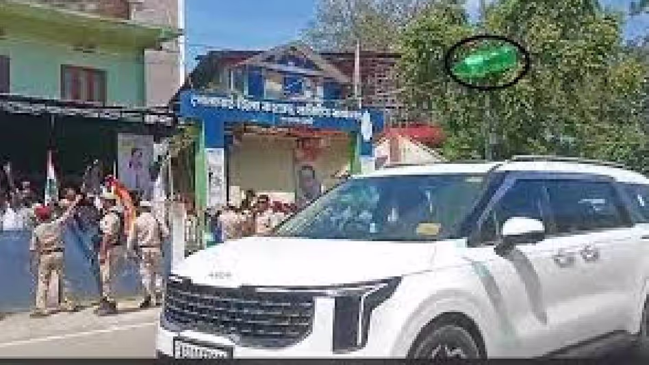 Assam के सीएम के काफिले पर कोई बोतल नहीं फेंकी गई, यह मंत्री अतुल बोरा की गाड़ी थी