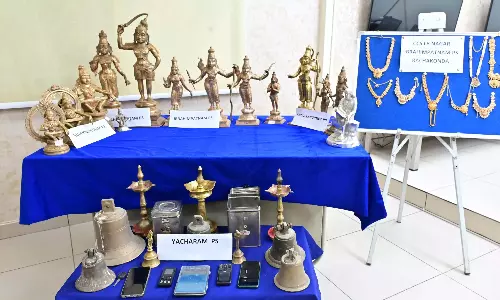 Telangana: पुलिस ने 25 चोरी की पंचलोहा मूर्तियों के साथ 2 लोगों को गिरफ्तार किया Telangana: पुलिस ने 25 चोरी की पंचलोहा मूर्तियों के साथ 2 लोगों को गिरफ्तार किया