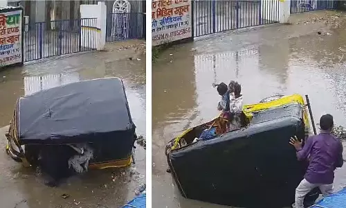 Jabalpur : चार लोगों को ले जा रहा ऑटो-रिक्शा गहरे गड्ढे में गिरा Jabalpur : चार लोगों को ले जा रहा ऑटो-रिक्शा गहरे गड्ढे में गिरा