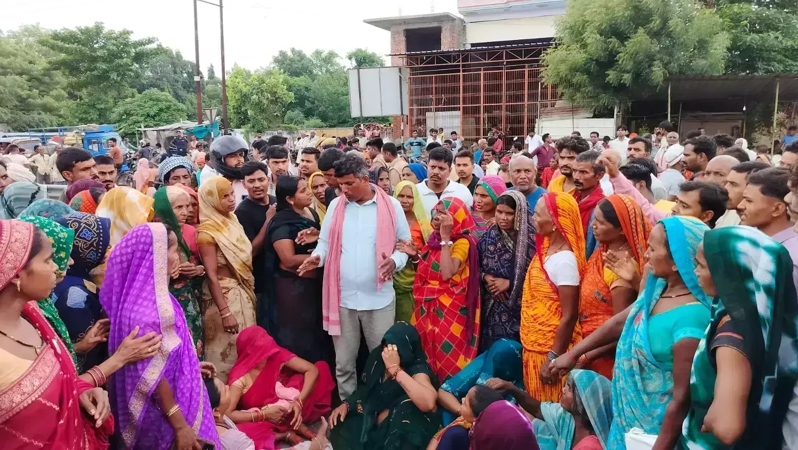 Varanasi: छात्रा की हत्या पर गुस्सा फूटा, हाईवे पर जाम Varanasi: छात्रा की हत्या पर गुस्सा फूटा, हाईवे पर जाम
