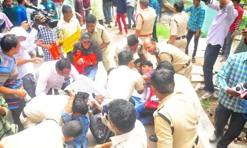 PDSU का आरोप, छात्रों की राशि बकाया, भट्टी-थुम्मला कार्यालयों का घेराव