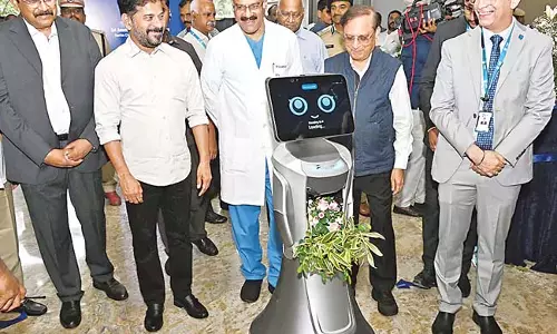 हमें हर साल कम से कम एक महीने सरकारी अस्पतालों में सेवा देनी चाहिए : CM