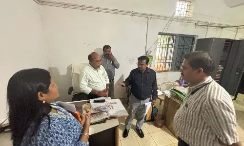 जनपद के 6 कर्मचारियों, नगर पालिका के लेखापाल और उप स्वास्थ्य केन्द्र प्रभारी को नोटिस जारी
