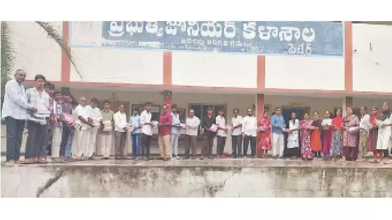 Telangana: इंटर के विद्यार्थियों को पाठ्य पुस्तकें वितरित की गईं Telangana: इंटर के विद्यार्थियों को पाठ्य पुस्तकें वितरित की गईं