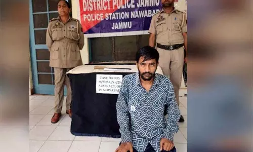 Jammu: होटल चेकिंग अभियान के दौरान धारदार हथियार के साथ व्यक्ति गिरफ्तार Jammu: होटल चेकिंग अभियान के दौरान धारदार हथियार के साथ व्यक्ति गिरफ्तार