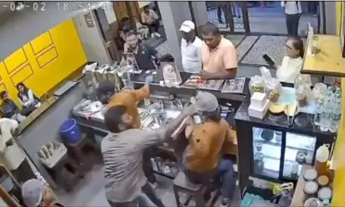 Bengaluru में अतिरिक्त कप की मांग को लेकर कॉफी शॉप के कर्मचारियों पर बर्बर हमला