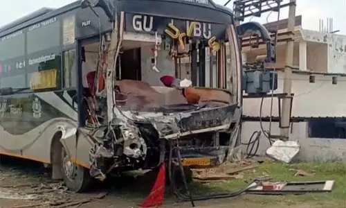 Supwal में बस से लोड कैरियर टकराने से एक व्यक्ति की मौत, तीन घायल Supwal में बस से लोड कैरियर टकराने से एक व्यक्ति की मौत, तीन घायल