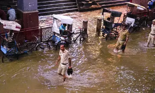 Chennai में जलभराव वाली सड़क पर चलते समय 12वीं कक्षा के छात्र की करंट लगने से मौत Chennai में जलभराव वाली सड़क पर चलते समय 12वीं कक्षा के छात्र की करंट लगने से मौत
