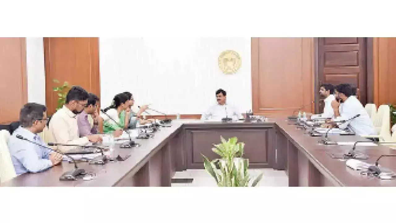 मंत्री ने कलेक्टरों को निर्देश दिया कि वे सुनिश्चित करें कि केवल पात्र लोगों को ही इंदिराम्मा आवास मिले मंत्री ने कलेक्टरों को निर्देश दिया कि वे सुनिश्चित करें कि केवल पात्र लोगों को ही इंदिराम्मा आवास मिले