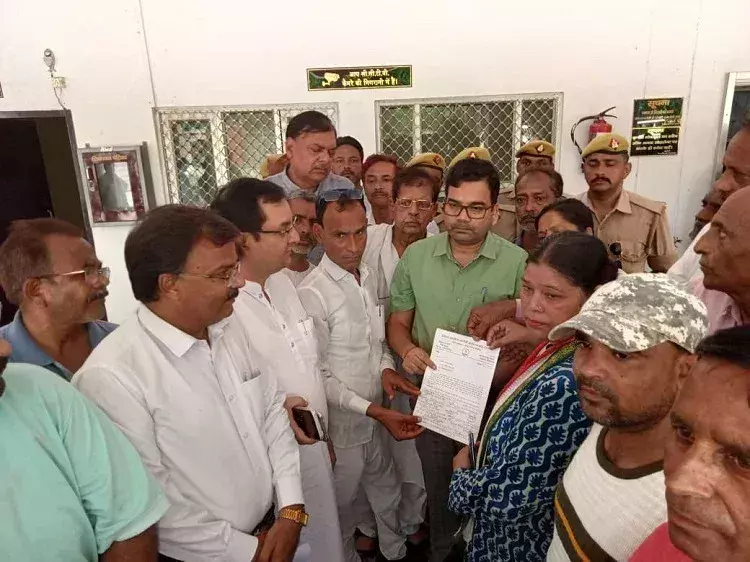 Farrukhabad: स्कूल मर्जर नीति पर कांग्रेस का विरोध, डीएम को सौंपा ज्ञापन