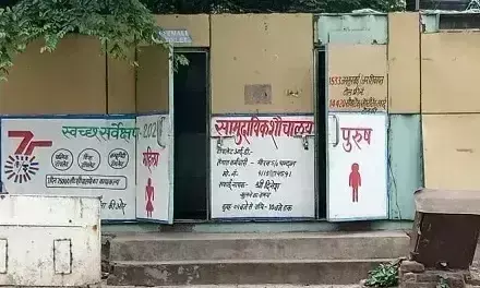 Farrukhabad: मुख्य सड़क पर बना शौचालय हुआ बेकार, बन गया कबाड़घर Farrukhabad: मुख्य सड़क पर बना शौचालय हुआ बेकार, बन गया कबाड़घर