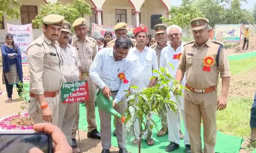 Saifai: SDM सैफई ने बच्चों के साथ किया पौधारोपण, मां को समर्पित Saifai: SDM सैफई ने बच्चों के साथ किया पौधारोपण, मां को समर्पित