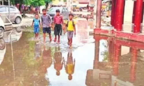 Bareilly: जलभराव ने बढ़ाई मुश्किलें, मढ़ीनाथ मंदिर में दर्शन बाधित Bareilly: जलभराव ने बढ़ाई मुश्किलें, मढ़ीनाथ मंदिर में दर्शन बाधित