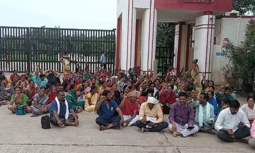 दो महीने से वेतन नहीं मिला.. बसारा IIIT गेट पर हाउसकीपिंग कर्मचारियों का प्रदर्शन