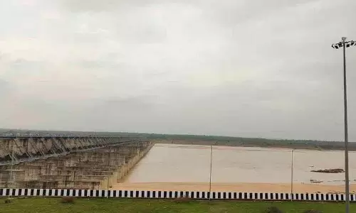 Medigadda में बाढ़.. अंतर्वाह, बहिर्वाह 71,900 क्यूसेक Medigadda में बाढ़.. अंतर्वाह, बहिर्वाह 71,900 क्यूसेक