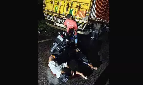 बाइक लॉरी से टकराई.. दो युवकों की मौत
