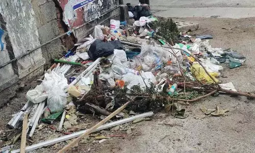 सफ़ाई व्यवस्था अव्यवस्थित है.. बदबूदार झुग्गियाँ, कॉलोनियाँ, सड़कें सफ़ाई व्यवस्था अव्यवस्थित है.. बदबूदार झुग्गियाँ, कॉलोनियाँ, सड़कें