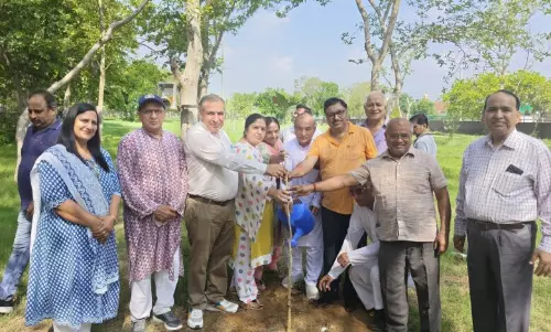 Bhiwani: सेक्टर-23 में ‘एक पेड़ गुरु जी के नाम’ से हरियाली की मुहिम Bhiwani: सेक्टर-23 में ‘एक पेड़ गुरु जी के नाम’ से हरियाली की मुहिम