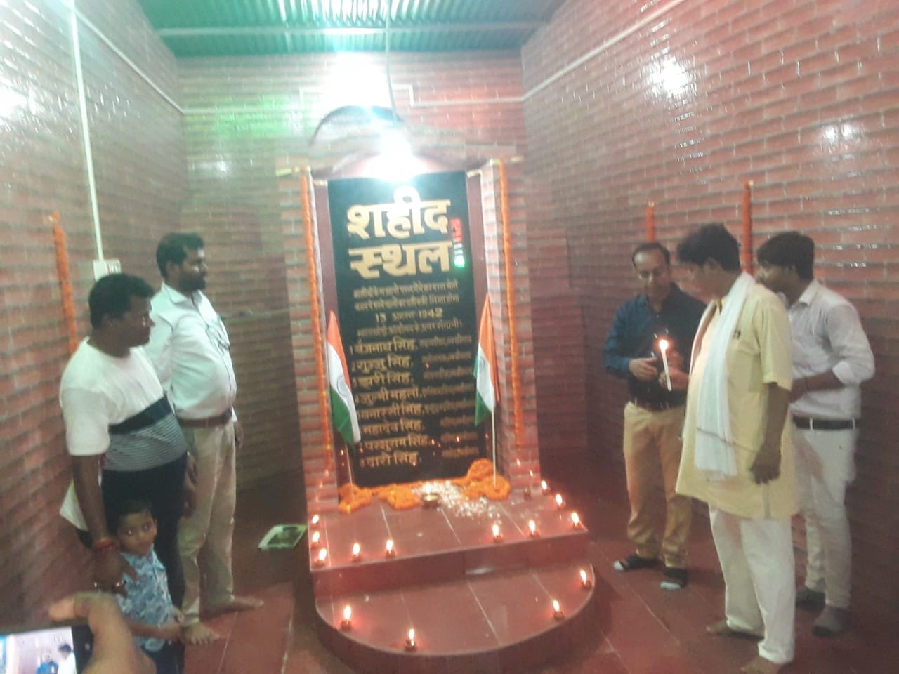Lakhisarai: माल्यार्पण एवं दीप प्रज्ज्वलित कर अमर शहीदों को दी श्रद्धांजलि