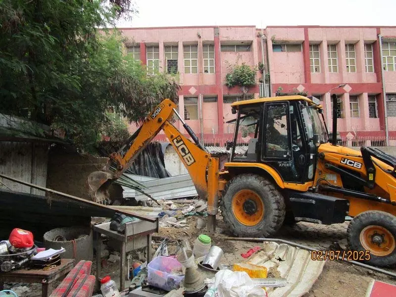 कैंट में 165 करोड़ रुपये की रक्षा भूमि अवैध कब्जाधारियों से मुक्त कराई गई कैंट में 165 करोड़ रुपये की रक्षा भूमि अवैध कब्जाधारियों से मुक्त कराई गई