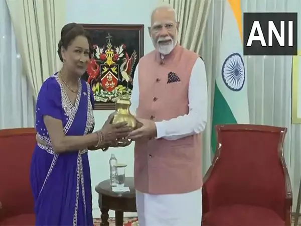 PM Modi ने त्रिनिदाद-टोबैगो की PM को महाकुंभ से संगम और सरयू नदी का पवित्र जल और राम मंदिर की प्रतिकृति भेंट की PM Modi ने त्रिनिदाद-टोबैगो की PM को महाकुंभ से संगम और सरयू नदी का पवित्र जल और राम मंदिर की प्रतिकृति भेंट की