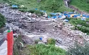 Uttarakhand: मूसलाधार बारिश से गौरीकुंड में भूस्खलन, दो जगह हाईवे बंद, यात्रियों को पैदल भेजा गया Uttarakhand: मूसलाधार बारिश से गौरीकुंड में भूस्खलन, दो जगह हाईवे बंद, यात्रियों को पैदल भेजा गया