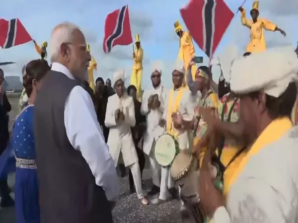 PM Modi का त्रिनिदाद और टोबैगो में औपचारिक स्वागत किया गया, प्रवासी भारतीयों से बातचीत की PM Modi का त्रिनिदाद और टोबैगो में औपचारिक स्वागत किया गया, प्रवासी भारतीयों से बातचीत की
