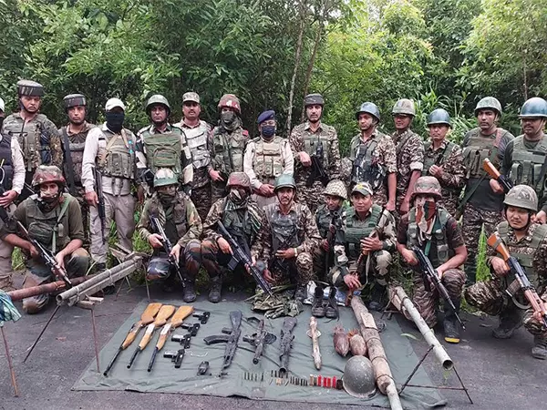 Manipur Police ने तलाशी अभियान के दौरान कई हथियार और गोला-बारूद बरामद किए Manipur Police ने तलाशी अभियान के दौरान कई हथियार और गोला-बारूद बरामद किए