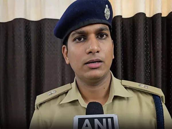 Chhindwara के आदिवासी युवक ने आरोप लगाया, उसके पूर्व नियोक्ता ने उसे पेशाब पीने के लिए मजबूर किया Chhindwara के आदिवासी युवक ने आरोप लगाया, उसके पूर्व नियोक्ता ने उसे पेशाब पीने के लिए मजबूर किया