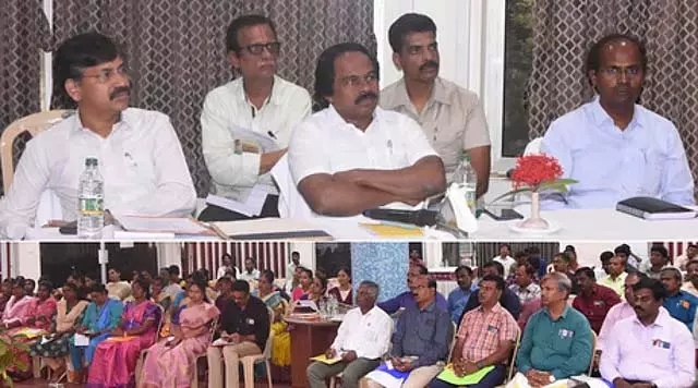 डेयरी किसानों को डेयरी गायों के लिए बैंकों से ऋण मिलना चाहिए: मंत्री ने अधिकारियों को निर्देश दिया डेयरी किसानों को डेयरी गायों के लिए बैंकों से ऋण मिलना चाहिए: मंत्री ने अधिकारियों को निर्देश दिया