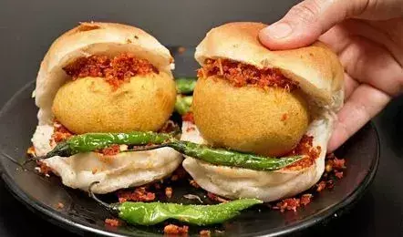 नाश्ते में Try करे स्पेशल टेस्टी vada pav नाश्ते में Try करे स्पेशल टेस्टी vada pav