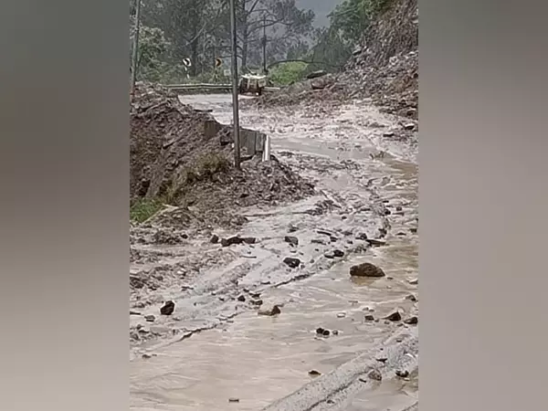 नंदप्रयाग और Bhanerpani के पास पहाड़ी से मलबा गिरने के कारण बद्रीनाथ राष्ट्रीय राजमार्ग अवरुद्ध नंदप्रयाग और Bhanerpani के पास पहाड़ी से मलबा गिरने के कारण बद्रीनाथ राष्ट्रीय राजमार्ग अवरुद्ध