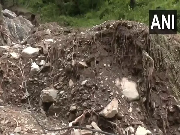 Himachal: भारी बारिश और बादल फटने से कई घर क्षतिग्रस्त, वाहन बह गए Himachal: भारी बारिश और बादल फटने से कई घर क्षतिग्रस्त, वाहन बह गए