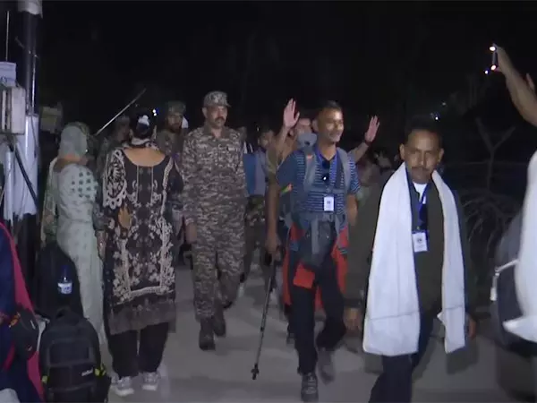 Amarnath Yatra: पहलगाम से श्रद्धालुओं का दूसरा जत्था रवाना, व्यवस्थाओं की सराहना की Amarnath Yatra: पहलगाम से श्रद्धालुओं का दूसरा जत्था रवाना, व्यवस्थाओं की सराहना की