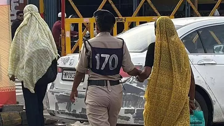 Indore : शहर के चौराहों पर प्रशिक्षु पुलिसकर्मियों ने संभाली कमान Indore : शहर के चौराहों पर प्रशिक्षु पुलिसकर्मियों ने संभाली कमान