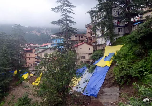 Shimla : भूस्खलन से फोरलेन पुल ध्वस्त, डेढ़ दर्जन मकान खतरे में Shimla : भूस्खलन से फोरलेन पुल ध्वस्त, डेढ़ दर्जन मकान खतरे में