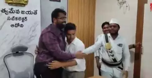 Kurnool में 31 साल बाद परिवार से मिला व्यक्ति Kurnool में 31 साल बाद परिवार से मिला व्यक्ति