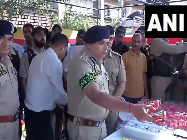 Srinagar: मुहर्रम जुलूस में भाग लेने वाले शिया शोक मनाने वालों के बीच वरिष्ठ पुलिस अधिकारियों ने पानी वितरित किया Srinagar: मुहर्रम जुलूस में भाग लेने वाले शिया शोक मनाने वालों के बीच वरिष्ठ पुलिस अधिकारियों ने पानी वितरित किया