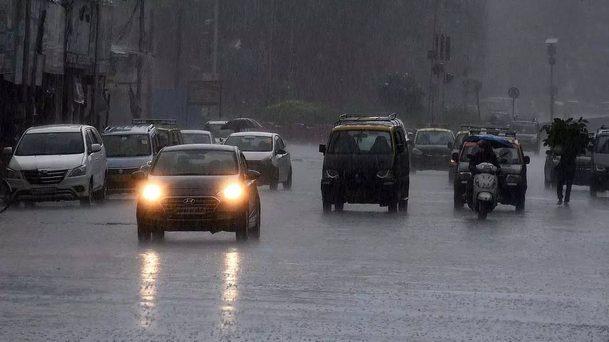 Mumbai : 4 जुलाई को शहर में मध्यम से भारी बारिश होने की संभावना Mumbai : 4 जुलाई को शहर में मध्यम से भारी बारिश होने की संभावना
