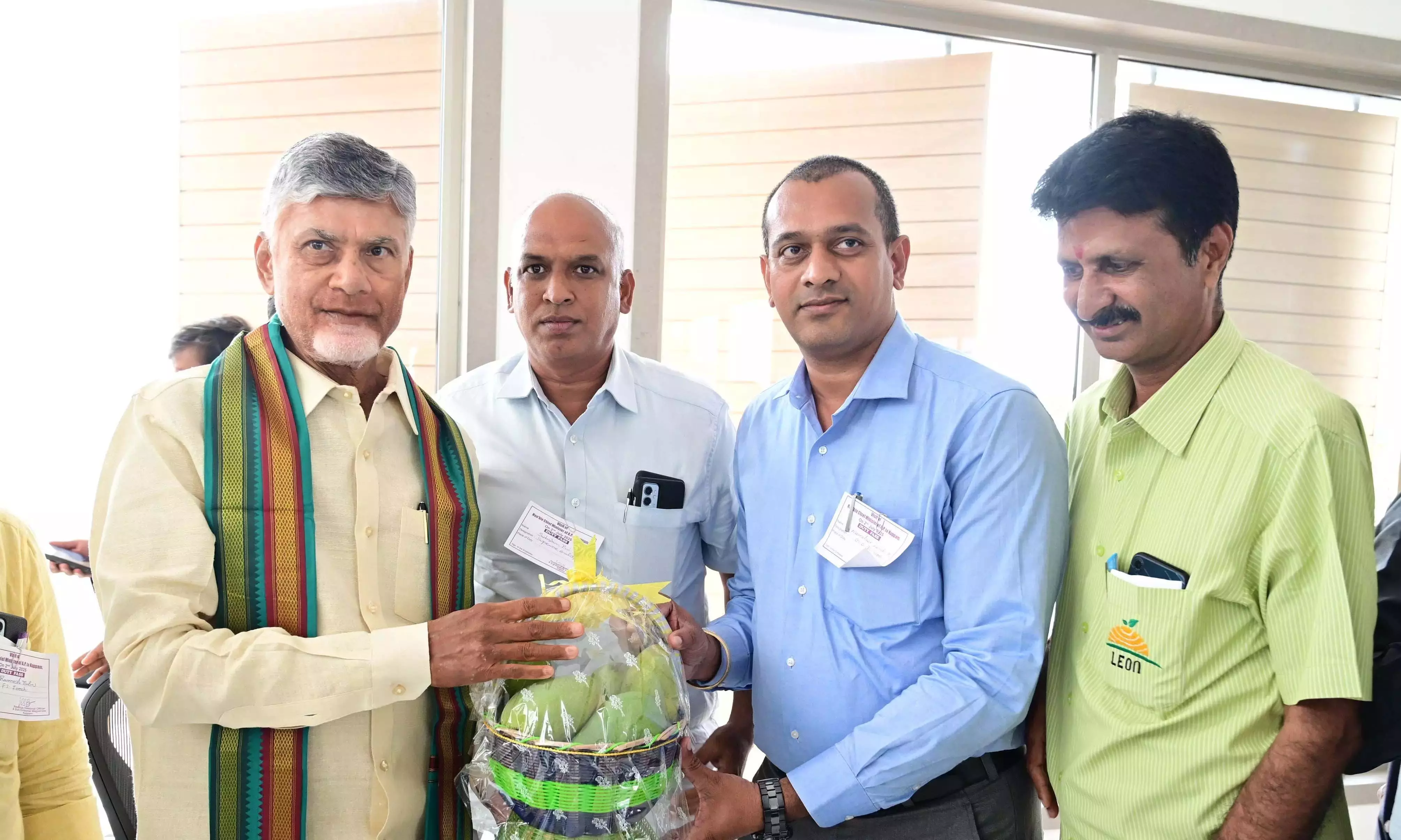 CM Naidu ने तत्काल आम की खरीद के आदेश दिए CM Naidu ने तत्काल आम की खरीद के आदेश दिए