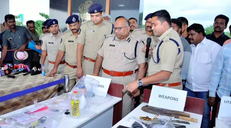 AP: रायचोटी में आतंकी नेटवर्क का भंडाफोड़, विस्फोटकों का बड़ा जखीरा जब्त AP: रायचोटी में आतंकी नेटवर्क का भंडाफोड़, विस्फोटकों का बड़ा जखीरा जब्त
