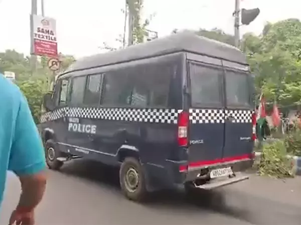 Bengal police ने कोलकाता गैंगरेप मामले में अपराध स्थल का पुनर्निर्माण किया, गिरफ्तार आरोपियों को लाया Bengal police ने कोलकाता गैंगरेप मामले में अपराध स्थल का पुनर्निर्माण किया, गिरफ्तार आरोपियों को लाया