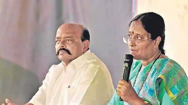 Konda दंपत्ति ने नटराजन से मुलाकात की, आंतरिक कलह के बीच बताई अपनी बात Konda दंपत्ति ने नटराजन से मुलाकात की, आंतरिक कलह के बीच बताई अपनी बात